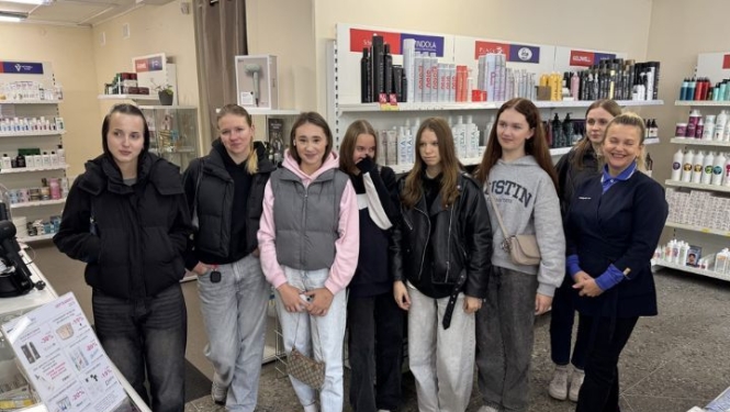 Friziermākslas audzēkņi viesojas profesionālajos veikalos